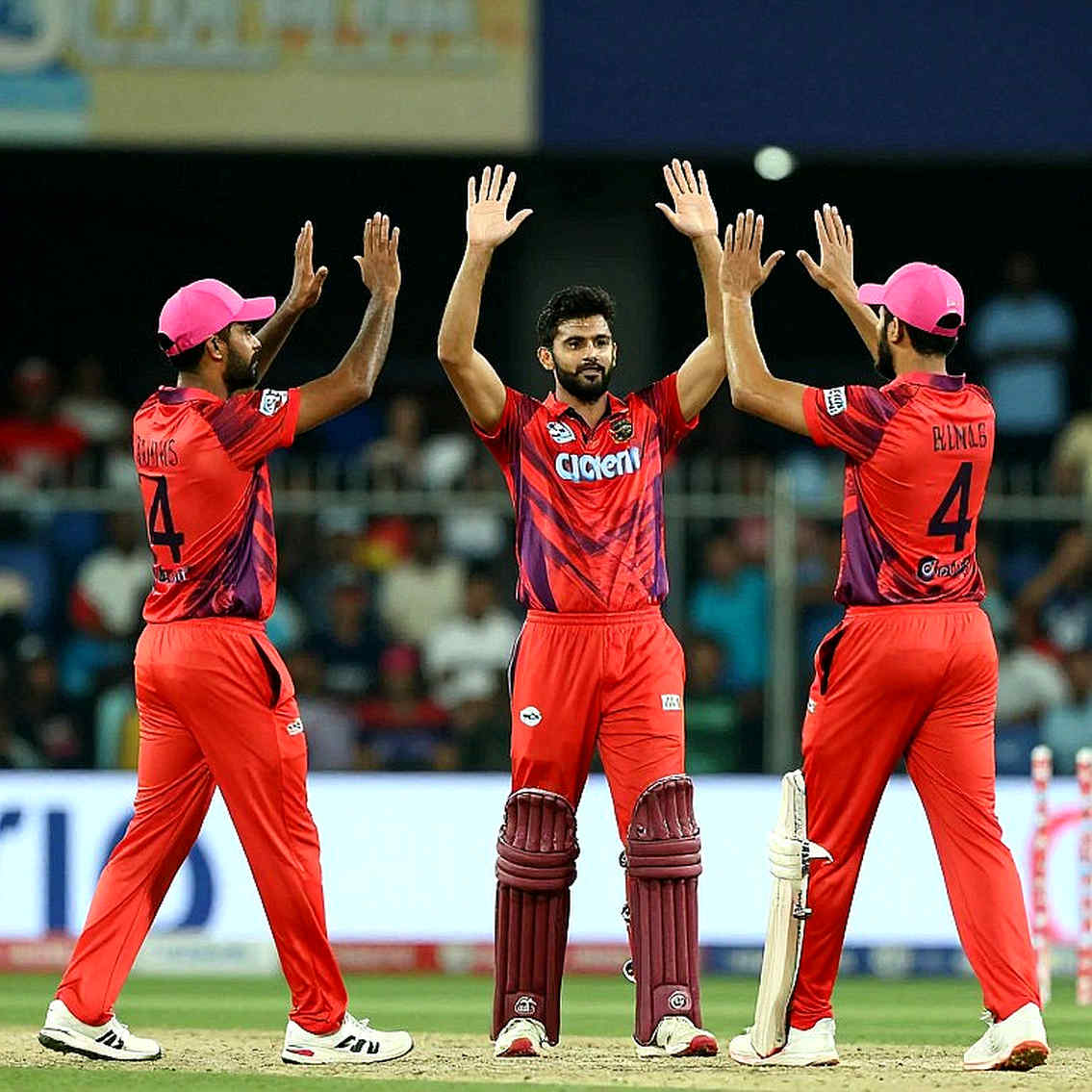 খালি নোটবুক, ভরা বাজার: ট্রান্সফার উইন্ডোতে প্রমাণের সিঁড়ি আর 'তথ্য অপর্যাপ্ত' লেখার পেশাদারি